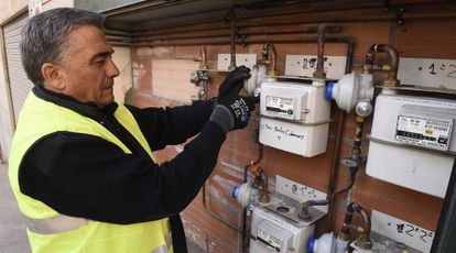 Un técnico revisa varios contadores de gas natural, en una imagen de archivo.