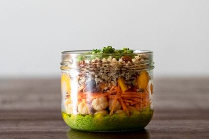 Frasco marroquino con garbanzo, quinoa, zanahoria, mango y pasas sobre una salsa de aguacate, alga, cebollino, cilantro y limón.