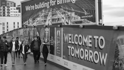 Estudiantes pasean por una calle de Birmingham (Reino Unido), en enero de 2023.