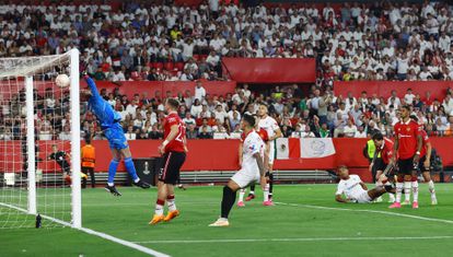 Loic Bade marca el segundo gol del partido.