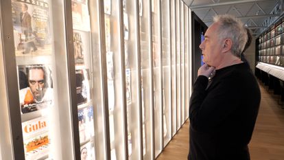 Ferran Adrià contempla las portadas de periódicos y revistas en las que aparece elBulli. en una fotografía cedida por elBulliFoundation.