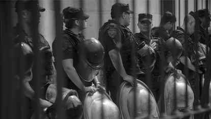 Una hilera de policías se colocan alrededor del Ministerio de Salud de Buenos Aires (Argentina) ante una protesta del personal sanitario en marzo de 2023.