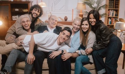 Los protagonistas de 'Los Serrano' recrean la icónica imagen 20 años después para el videoclip de la canción 'Uno más uno son veinte' de Fran Perea y Despistados. / JOSÉ LUIS HERNANDO