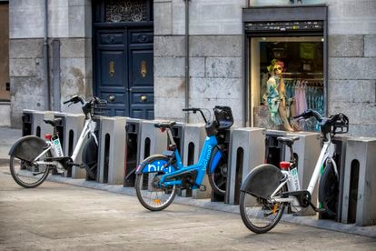 Bicis viejas (blancas) y nuevas (azules) en la estación de Bicimad de Conde de Romanones, en el centro de Madrid.