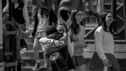 Una estudiante de Oakland Catholic High School (Pensilvania) recibe consuelo tras la evacuación de su escuela después de una llamada de un tirador activo en marzo de este año.