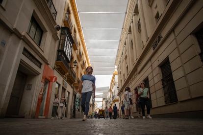Toldos instalados ya en las calles comerciales del centro de Sevilla para combatir el calor, el pasado 21 de abril.