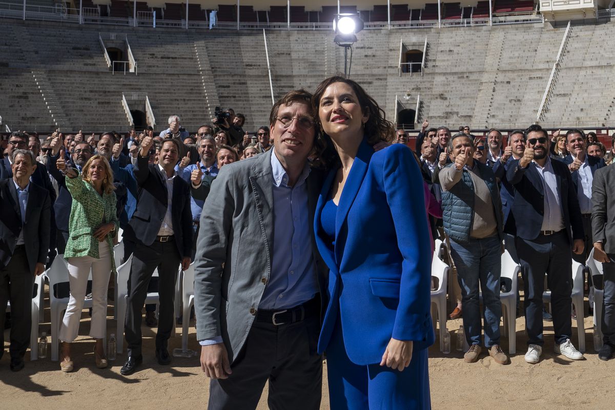 Ayuso se prepara para tomar el control del PP en el Ayuntamiento y estudia enviar a dos de sus consejeros con Almeida