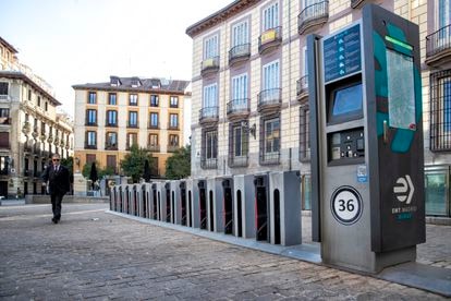 Las 22 bases de la estación de Bicimad de la plaza de Ramales, vacías este miércoles.