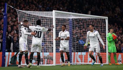 Rodrygo en el centro de la imagen, tras marcar el segundo tanto del Real Madrid.