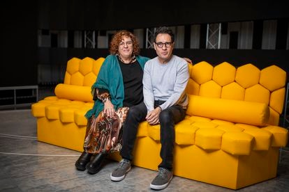 Arantxa y Daniel Écija, directora y creador de 'Los Serrano', el martes 18 de abril en uno de los platós de Mediaset.