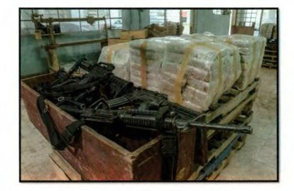 Armas y un alijo del cartel de los Chapitos en una Imagen tomada por los informantes de la DEA infiltrados.