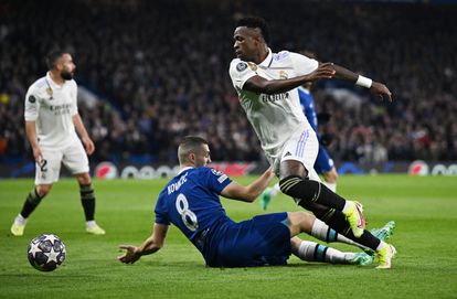 Vinicius (derecha), en una jugada ante Kovacic.