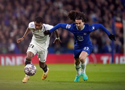 Rodrygo y Marc Cucurella luchan por el balón.