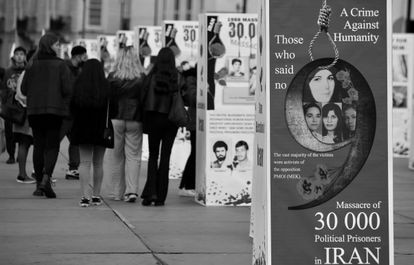 Visitantes de una exposición en Londres que muestra a los presos que fueron condenados a muerte en Irán.