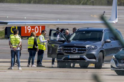 El rey emérito Juan Carlos I a su llegada este miércoles al aeropuerto de Peinador (Vigo).