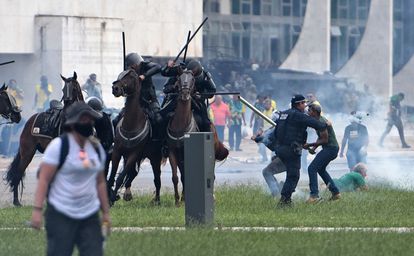 Enfrentamiento entre las fuerzas de seguridad y seguidores de Bolsonaro, el pasado 8 de enero en Brasilia.