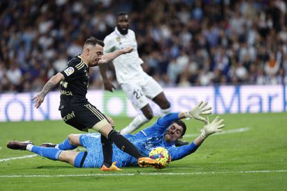 Thibaut Courtois detiene el disparo del delantero del Celta, Iago Aspas.