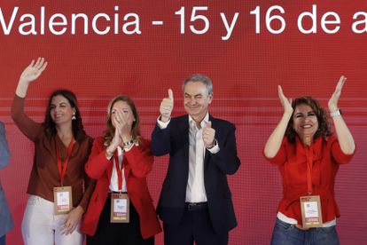 El expresidente del Gobierno José Luis Rodríguez Zapatero acompañado por la candidata a la alcaldía de Valencia, Sandra Gómez (primera por la izquierda), la alcaldesa de Castellón, Amparo Marco (segunda por la izquierda), y la vicesecretaria general del PSOE y ministra de Hacienda, María Jesús Montero (primera por la derecha), en la Convención Municipal socialista en Valencia, este sábado.