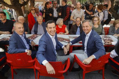 El presidente de la Junta de Andalucía, Juanma Moreno Bonilla (c), y el candidato a la Alcaldía de Alcorcón, Antonio González Terol (d), entre otros, durante la reunión mantenida este viernes con los miembros de la Junta Directiva de la Casa Regional de Andalucía de Alcorcón.