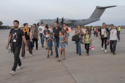 Ciudadanos franceses y europeos evacuados en un avión A400M el Ejército del Aire francés desembarcan en Yibuti este domingo.