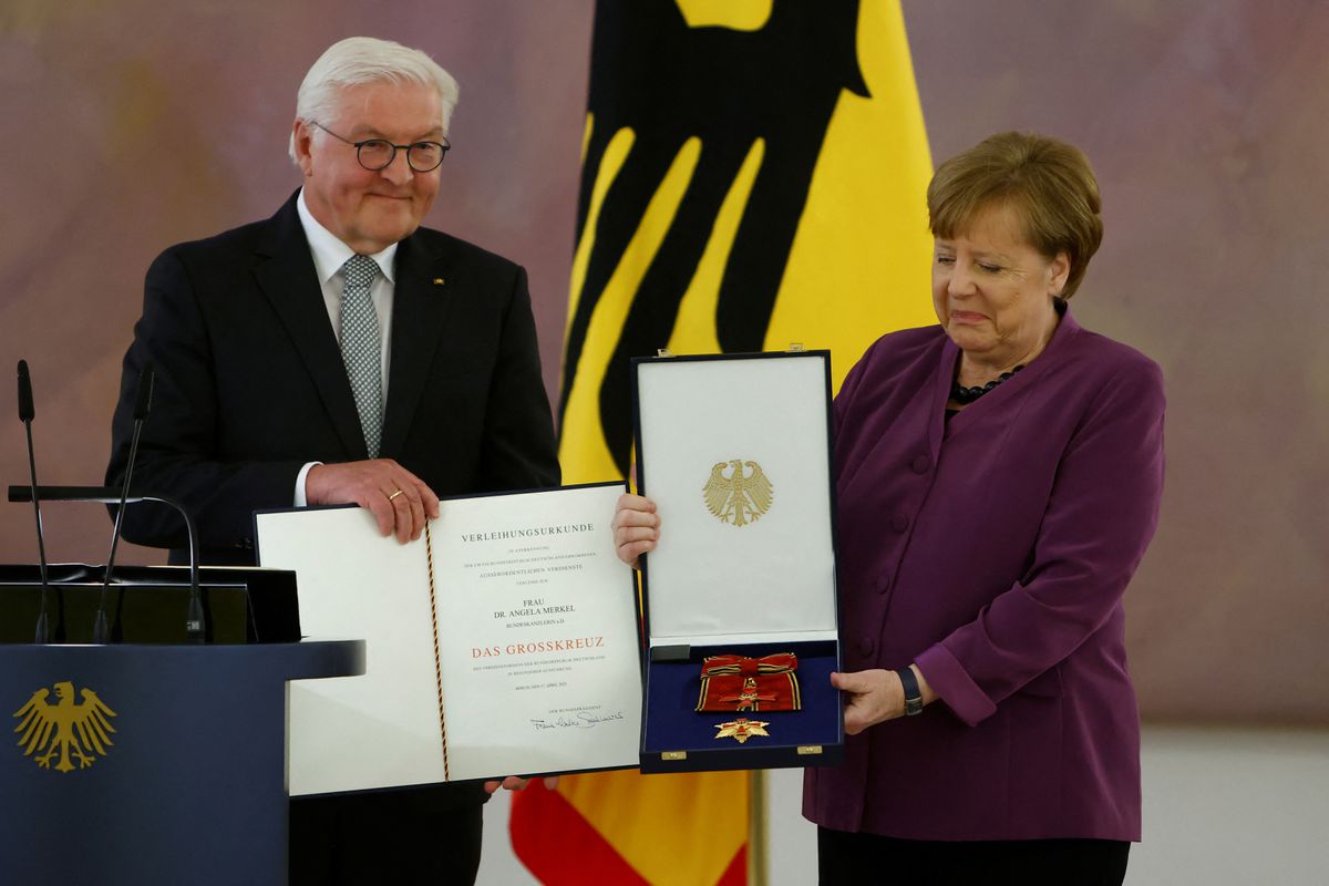 Merkel recibe la más alta distinción de Alemania entre críticas a un legado controvertido