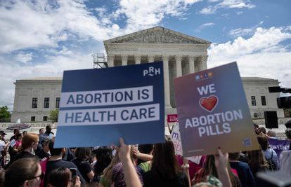 El Supremo de Estados Unidos mantiene de momento el acceso a la píldora abortiva mifepristona