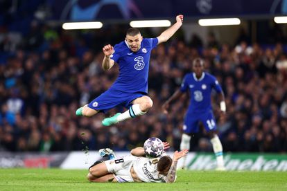Kovacic salta por encima de Kroos para salvar una entrada del segundo.
