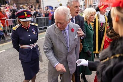 El rey de Inglaterra, Carlos III, reacciona después de que Patrick Thelwell lanzara huevos en su dirección durante una ceremonia en York, el 9 de noviembre.