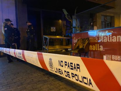 La entrada del local este viernes por la noche, cuando finalizó el operativo de emergencias.