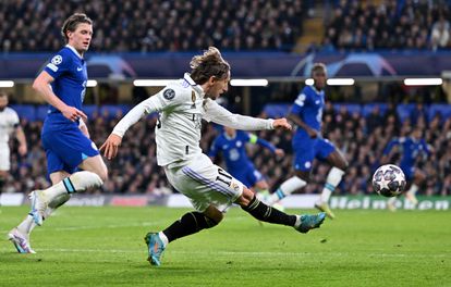 Luka Modric en el momento de pasar el balón durante el partido de este martes en Londres.