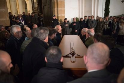 Varias personas trasladan el féretro del sacristán asesinado en Algeciras, el pasado enero.
