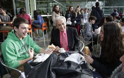 El premio Nobel de Física Albert Fert conversa con dos estudiantes en San Sebastián, en 2019, antes de ingresar en la UPN-EH.