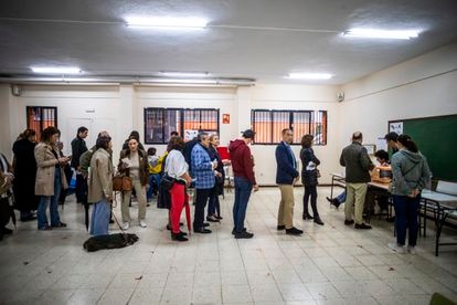 Colas para votar en el colegio del Instituto de Enseñanza Secundaria Beatriz Galindo, en Madrid.
