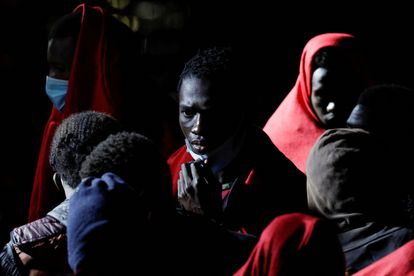 Los inmigrantes de la embarcación interceptada en la noche del jueves, a su llegada al muelle de Arguineguín (Gran Canaria).