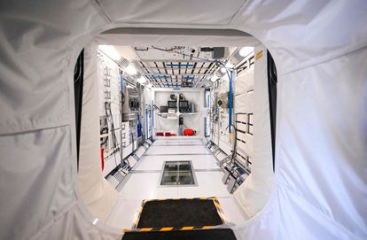 Interior del laboratorio espacial Columbus, fotografiado en Colonia (Alemania).