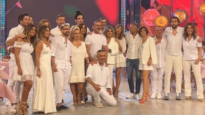 Los presentadores y colaboradores de 'Sálvame' durante el último programa, emitido este viernes 23 de junio.