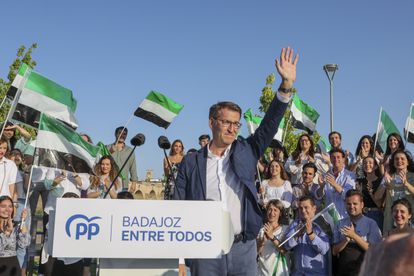 El presidente del PP, Alberto Núñez Feijóo, en un acto electoral en Badajoz el 11 de mayo.