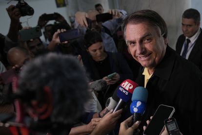 Jair Bolsonaro habla con la prensa este 29 de junio, en Río de Janeiro.