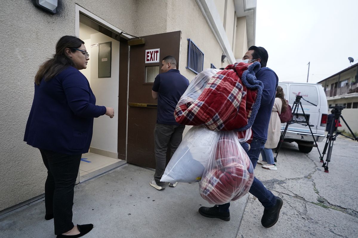 Texas y Florida incrementan el envío de migrantes a California