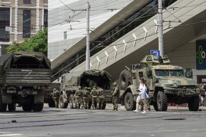 Unos militares de la empresa militar privada Wagner Group patrullan una calle de Rostov del Don, en el sur de Rusia, el 24 de junio de 2023.