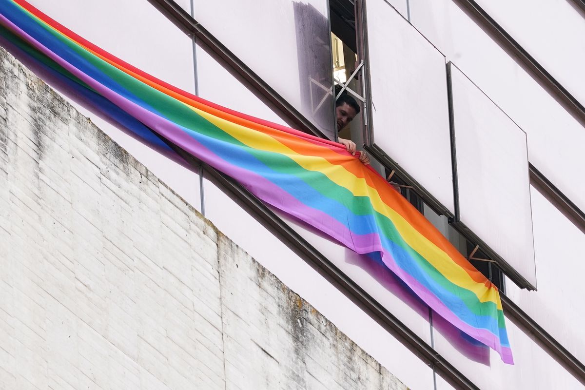 El PSOE coloca banderas LGTBI en las ventanas de las Cortes de Castilla y León tras el rechazo de Vox a homenajear al colectivo
