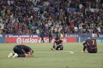 Los jugadores del Levante se lamentan por su derrota ente el Alavés, que les elimina la oportunidad de ascender a Primera División, este sábado en el estadio Ciutat de Valencia.