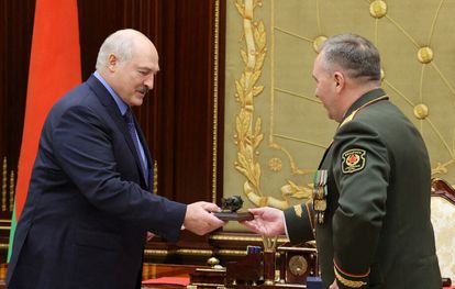 El presidente de Bielorrusia, Alexandr Lukashenko, con su ministro de Defensa, Víctor Khrenin, el pasado día 27.
