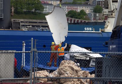 Dos operarios descargan fragmentos del 'Titan', este miércoles en el puerto de San Juan de Terranova (Canadá).