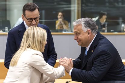 Los primeros ministros de Hungría, Viktor Orbán (d); Italia, Giorgia Meloni, y Polonia, Mateusz Morawiecki.