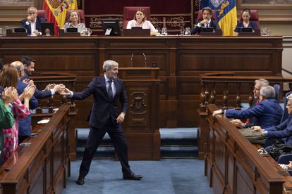 El líder de Coalición Canaria (CC), Fernando Clavijo (de pie), es felicitado tras ser elegido presidente de Canarias, este miércoles.