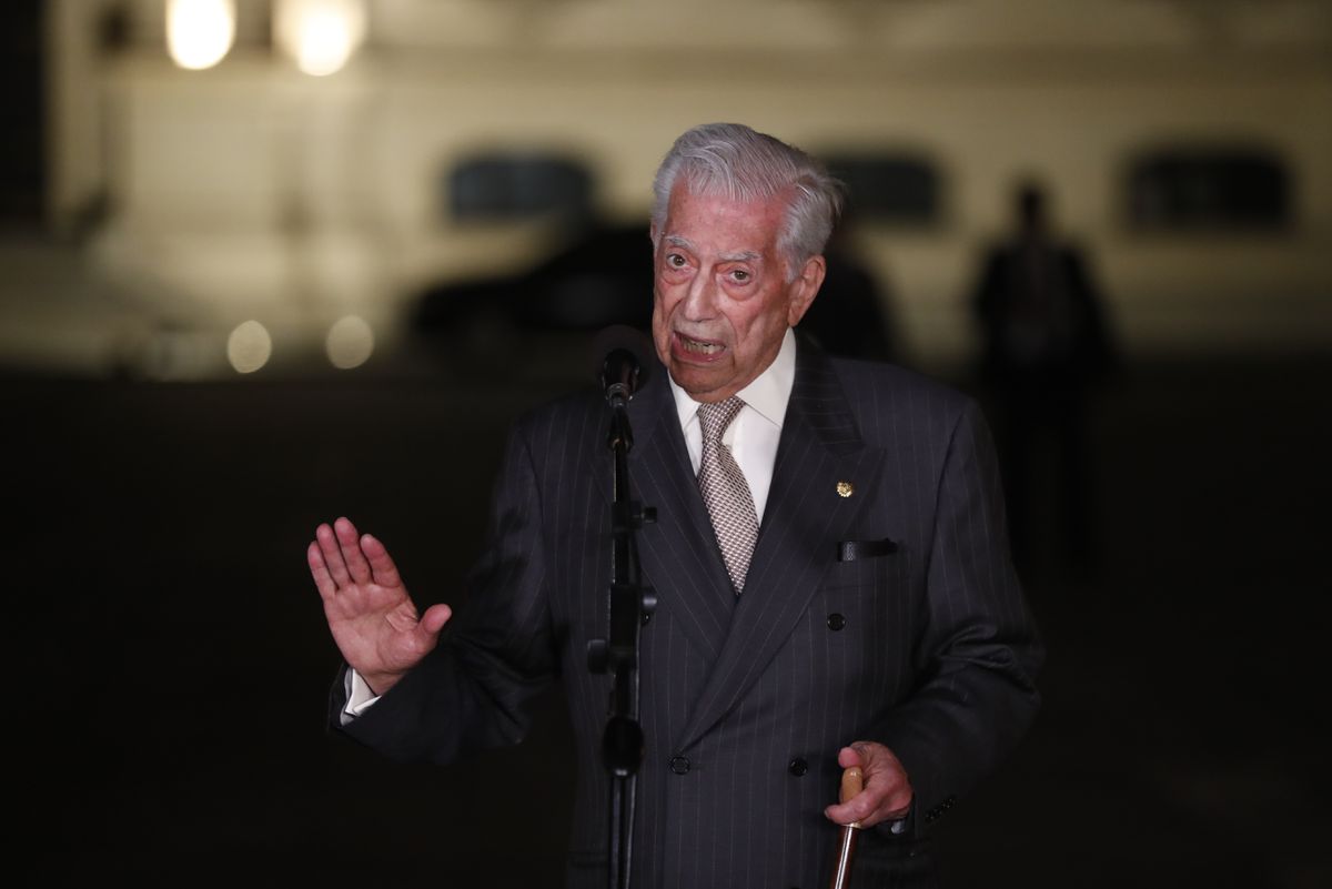 El escritor Mario Vargas Llosa ingresado en Madrid por covid-19