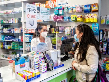 El Gobierno aprobará mañana el fin de las mascarillas obligatorias en centros sanitarios, farmacias y residencias