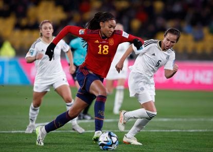 Salma conduce el esférico en el encuentro ante Costa Rica.