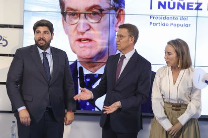 El presidente en funciones de la Región de Murcia, Fernando López Miras; el líder del PP, Alberto Núñez Feijóo, y la secretaria general del PP, Cuca Gamarra, en un acto organizado por el diario 'La Razón', este lunes, en Madrid.